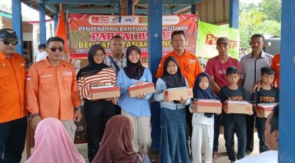 Partai Buruh Cilacap Salurkan Bantuan Kemanusiaan Longsor di Desa Cibeunying