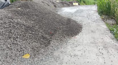 Warga Keluhkan Material Proyek Irigasi Waskita Timbun Badan Jalan di Sinjai Barat