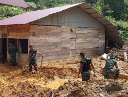 Satgas Gulbencal Kodam I/BB Bersihkan Rumah Warga Terdampak Longsor di Bonan Dolok