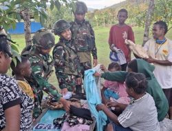 Satgas Yonif 521/DY Bagikan Pakaian Layak untuk Masyarakat Distrik Kobakma
