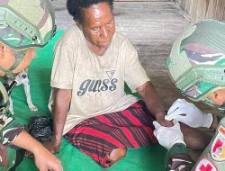 Satgas Yonif 521/DY Sigap Beri Pertolongan ke Warga Korban Luka Parang Saat Berkebun
