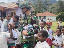 Bangun Generasi Anak Papua Cerdas, Satgas Yonif 521/DY Bagikan Buku dan Alat Tulis