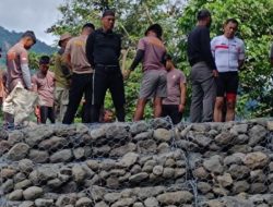 Bantu Akses Masyarakat,Brimob Polda Sulsel Bangun Jembatan Darurat