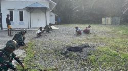 Satgas Yonif 521/DY Gotong Royong Bersihkan Lingkungan Gereja di Kampung Muaranawa