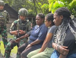 Satgas Yonif 521/DY Beri Pelayanan Kesehatan Gratis di Wilayah Pedalaman Papua