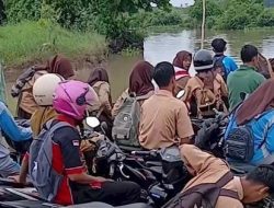 Jembatan Tak Kunjung Dibuat, Warga Kali Pasir Lampung Pakai Perahu untuk Aktivitas