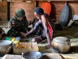 Satgas Pamtas Kewilayahan Yonif 521/DY Beri Pelayanan Kesehatan Gratis di Distrik Eragayam