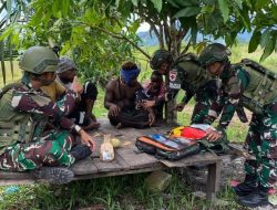 Satgas Yonif 521/DY Beri Pelayanan Kesehatan Gratis Warga Kampung Walkep