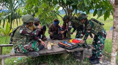 Satgas Yonif 521/DY Beri Pelayanan Kesehatan Gratis Warga Kampung Walkep