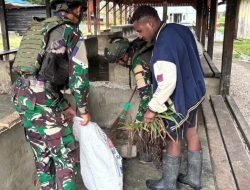 Satgas Yonif 521/DY Gelar Karya Bakti di Pasar Tradisional Kampung Bolakme