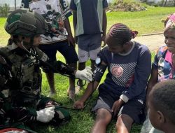 Yonif 521/DY Bagikan Sembako dan Layanan Kesehatan Gratis di Distrik Bolakme