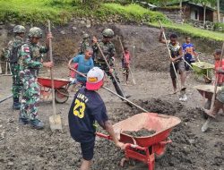Satgas Yonif 521/DY Bersama Masyarakat Bangun Kantor Klasis di Desa Seima