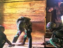 Satgas Yonif 521/DY Renovasi Rumah Warga di Distrik Eragayam