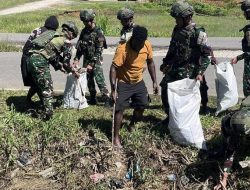 Satgas Yonif 521/DY dan Warga Distrik Kobakma Upayakan Lingkungan Sehat dan Asri