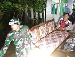 Satgas Bencana Polres Lampung Utara Sigap Evakuasi Korban Banjir di Kotabumi