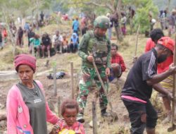 Satgas Yonif 521 Gotong Royong Bersihkan Makam Islam di Distrik Walesi