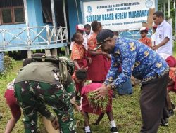 Satgas Yonif 521/DY Gelar Karya Bakti di SDN Muaranawa Distrik Airu