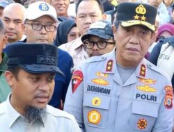 Bersama Gubernur,Kapolda Sulsel Tinjau Harga Bahan Pokok di Pasar Terong Makassar