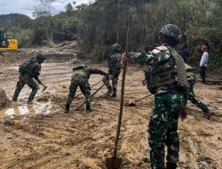 Satgas Yonif 521/DY Bersama Personil Polri Tangani Tanah Longsor di Distrik Kelila