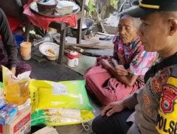 Kunjungi Warga Pasangan Lansia, Kapolsek Sinjai Barat Serahkan Bansos