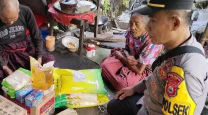 Kunjungi Warga Pasangan Lansia, Kapolsek Sinjai Barat Serahkan Bansos