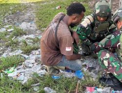 Satgas Yonif 521/DY Gelar Karya Bakti di Pasar Tradisional Distrik Apalapsili