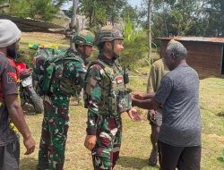 Satgas Yonif 521/DY Laksanakan Binter Komsos di Distrik Napua
