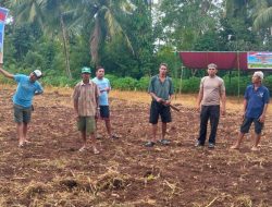 Kapolsek Sinjai Tengah Bersama Masyarakat Bersihkan Lahan Tanam Jagung Serentak