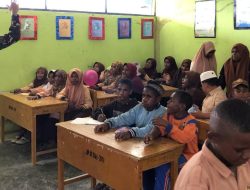 Satgas Yonif 521/DY Berbagi Cerita dan Pengalaman di Sekolah MI Distrik Walesi