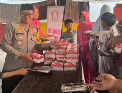 Kapolsek Pulau Sembilan dan Bhayangkari Gelar Baksos Bagikan Takjil