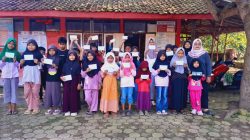 Empati, UPTD SDN 2 Mekargading Salurkan Zakat Fitrah untuk Siswa dan Warga