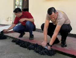 Terlalu Semangat Hingga Lepas Seragam, Kapolres Sinjai Pimpin Kerja Bakti