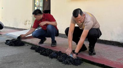 Terlalu Semangat Hingga Lepas Seragam, Kapolres Sinjai Pimpin Kerja Bakti