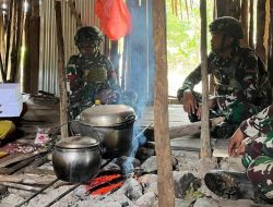 Satgas Yonif 521/DY Laksanakan Komsos di Distrik Benawa