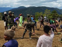 Satgas Yonif 521/DY Gotong Royong Bersihkan Landasan Pacu Eragayam