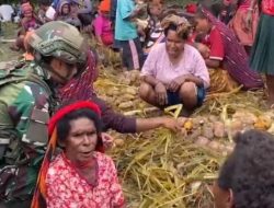 Jalin Komsos dengan Masyarakat Distrik Kurima, Satgas Yonif 521/DY Ikut Ritual Bakar Batu