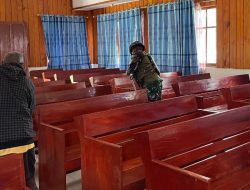 Yonif 521/DY Bersihkan Lingkungan Gereja Bezer di Distrik Kelila