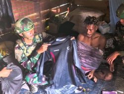 Satgas Yonif 521/DY Bagikan Kaos kepada Warga Distrik Eragayam