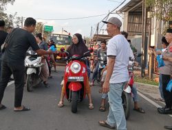 Gandeng Forkopimcam Balongan,KJB Sebar Takjil ke Pengguna Jalan Raya Sukaurip