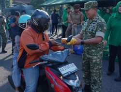 Wagub Akmil Pimpin Pembagian Takjil kepada Masyarakat