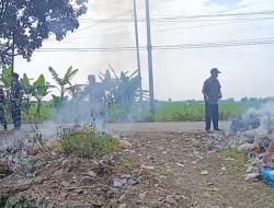 Kembali Koramil 1607/Sliyeg Bersihkan Sampah Liar di Jembatan Tanjan
