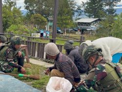 Satgas Yonif 521/DY Bersama Warga Lakukan Karya Bakti di Wisata Distrik Napua