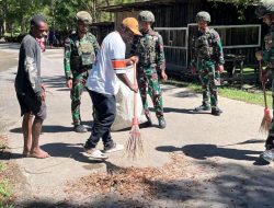 Satgas Yonif 521/DY Bersama Babinsa dan Warga Gelar Karya Bakti di Kelila