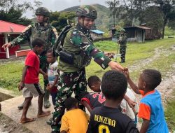 Bersama Warga,Satgas Yonif 521/DY Bersihkan Jalan Kampung di Distrik Bolakme