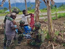 Satgas Yonif 521/DY Bantu Penyiapan Lahan dan Salurkan Pakaian Layak di Distrik Kobakma