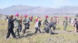 Bersama Warga Tengger Bromo Prajurit Pasmar 2 Bersihkan Lingkungan