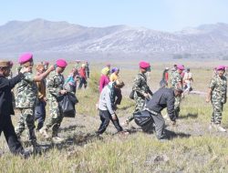 Bersama Warga Tengger Bromo Prajurit Pasmar 2 Bersihkan Lingkungan