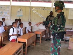 Satgas Yonif 521/DY Dampingi Anak-Anak Papua Belajar di Distrik Walesi