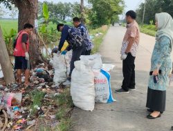 Sampah Sepanjang Jalan Raya Tambi Lor-Majasari Dibersihkan,Sekcam Sliyeg: Jangan Buang Sampah Sembarangan