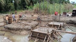 Kodim 0212/TS dan Masyarakat Bangun Jembatan Gantung di Ulu Sosa